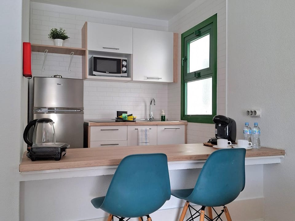 Kitchen or kitchenette, Living room