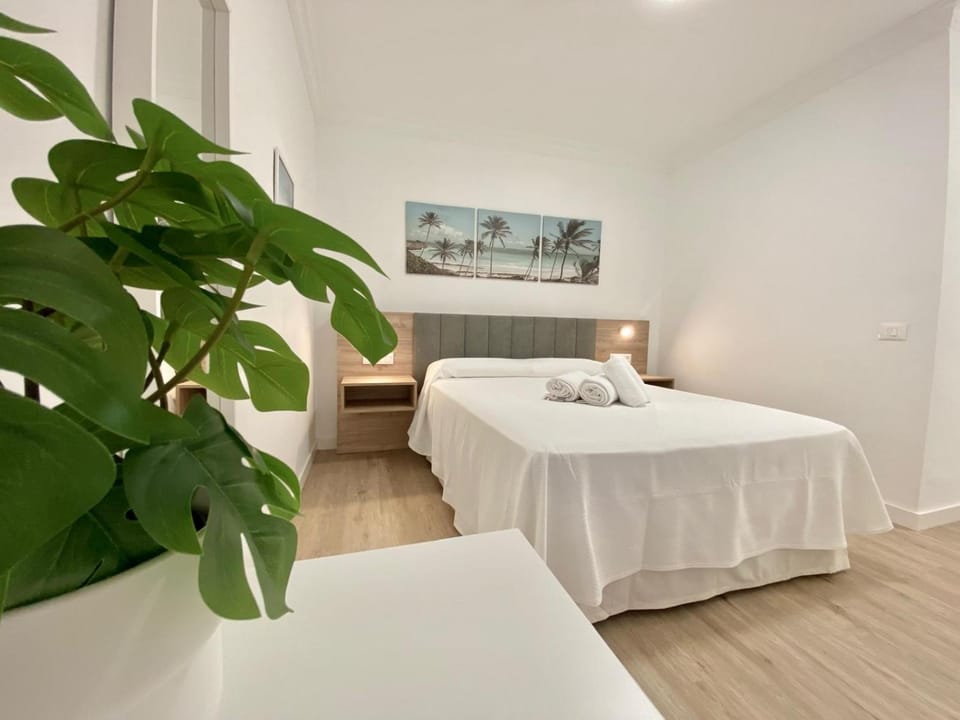 Restaurant/places to eat, Bed, Activities, Photo of the whole room, Seating area, Animals, Animals, Bedroom, Pets, Pets, Pets, Area and facilities, Location, cot, Parking, dishwasher, furniture, internet, pet friendly, pet friendly, safe, storage, towels, wardrobe, washing machine, elevator