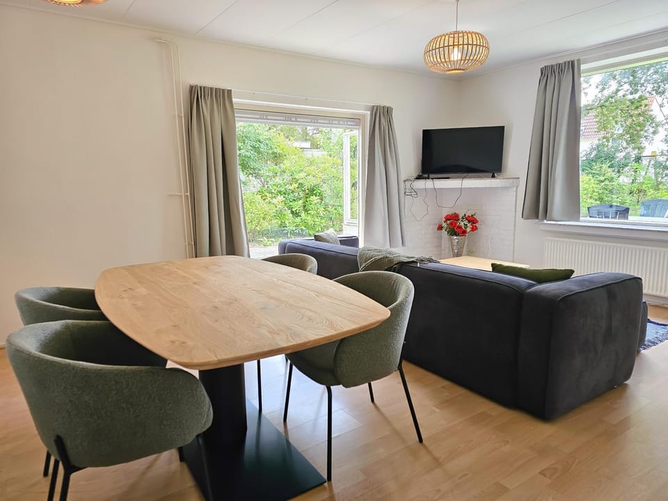 TV and multimedia, Seating area, Dining area