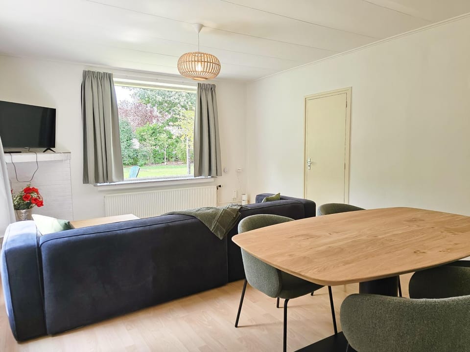 TV and multimedia, Seating area, Dining area