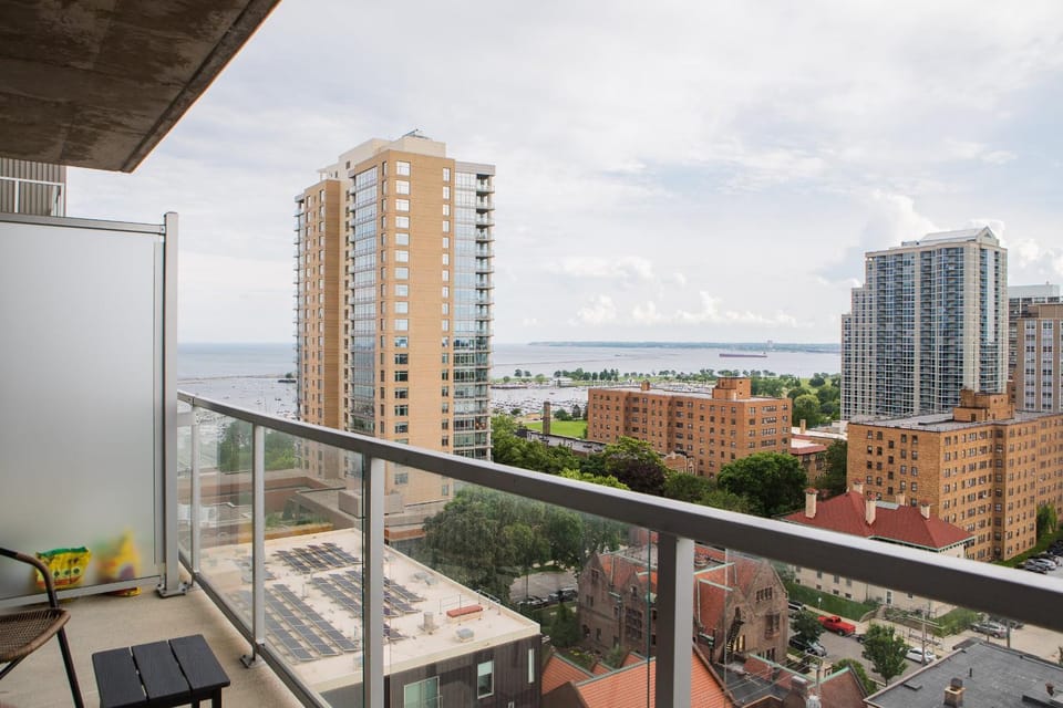 Luxury Studio Apt Near Brady St with Balcony and Lake View Apartment in Milwaukee