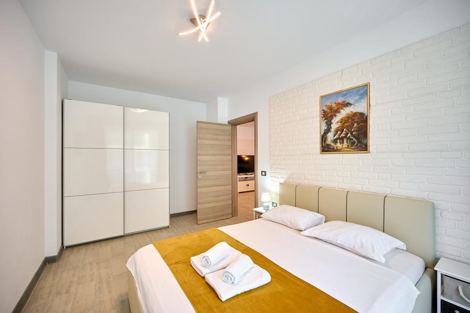 Photo of the whole room, Bedroom, wardrobe