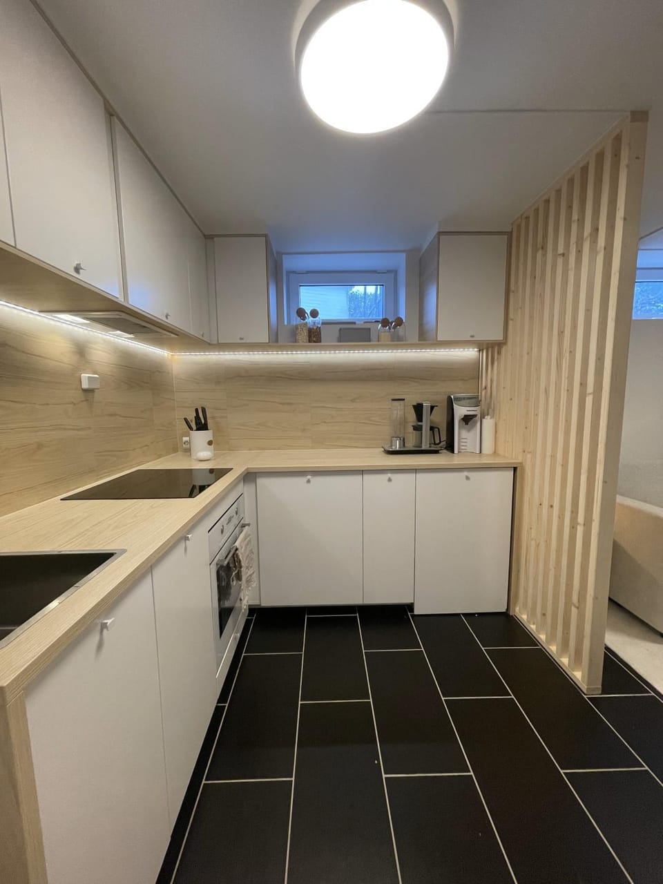 Coffee/tea facilities, Kitchen or kitchenette, dishwasher, stove