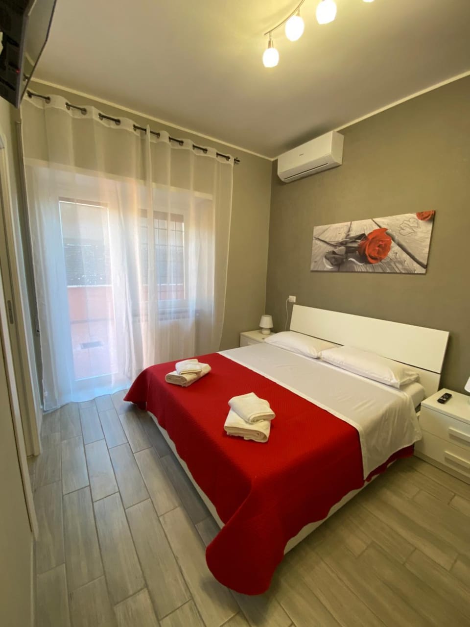 Photo of the whole room, Bedroom, air conditioner