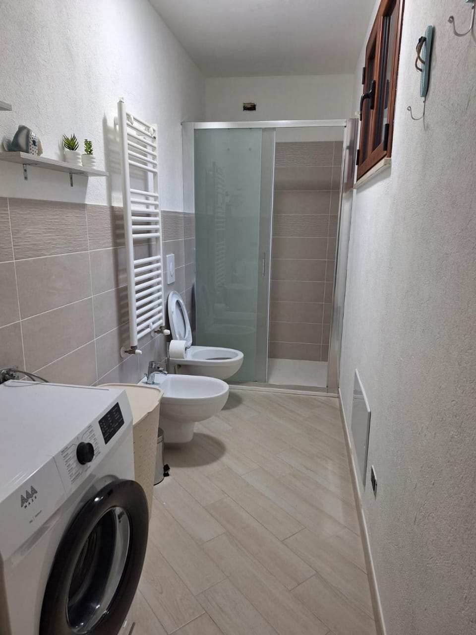 Toilet, Bathroom, towels, washing machine
