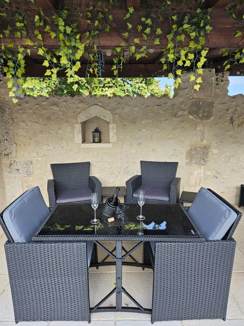 Day, Seating area