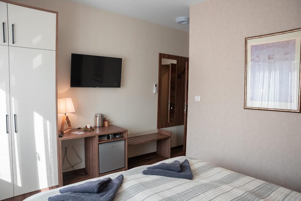 Bed, TV and multimedia, Coffee/tea facilities, Bedroom, minibar, towels, wardrobe