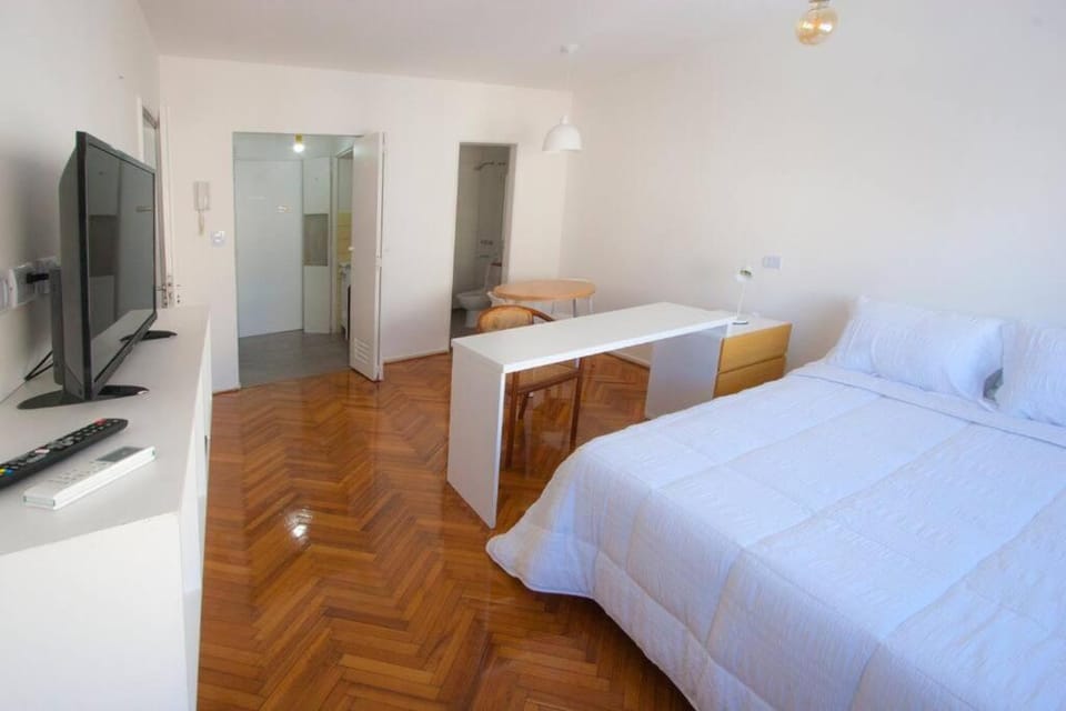 Bed, TV and multimedia, Photo of the whole room, Bedroom