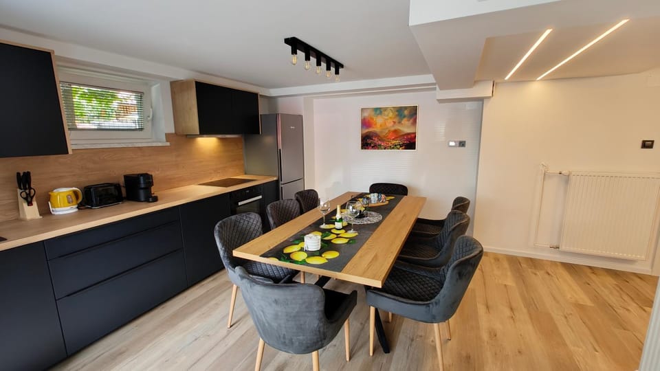 Kitchen or kitchenette, Dining area
