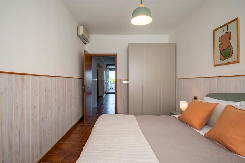 Bed, Photo of the whole room, Bedroom, wardrobe, air conditioner