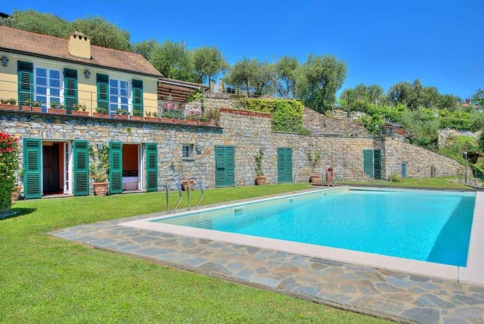 Villa Costa dei Gelsomini - 5 posti letto, piscina e giardino privato vista mare Villa in Rapallo