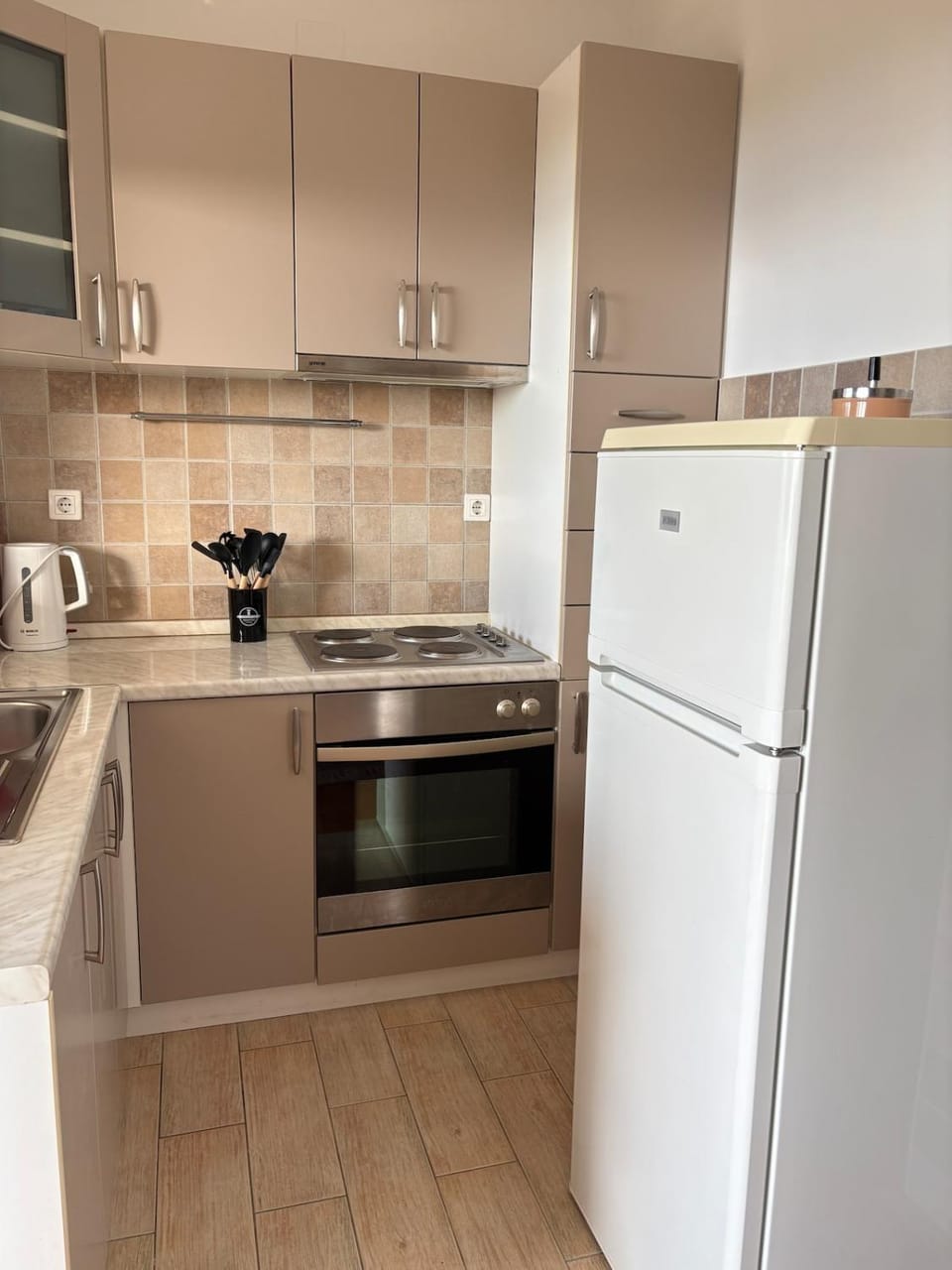 Coffee/tea facilities, Kitchen or kitchenette, oven, stove
