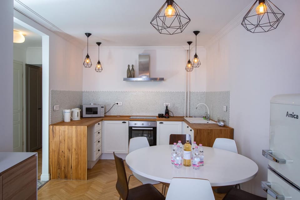 Coffee/tea facilities, Kitchen or kitchenette, Dining area, oven, stove, toaster