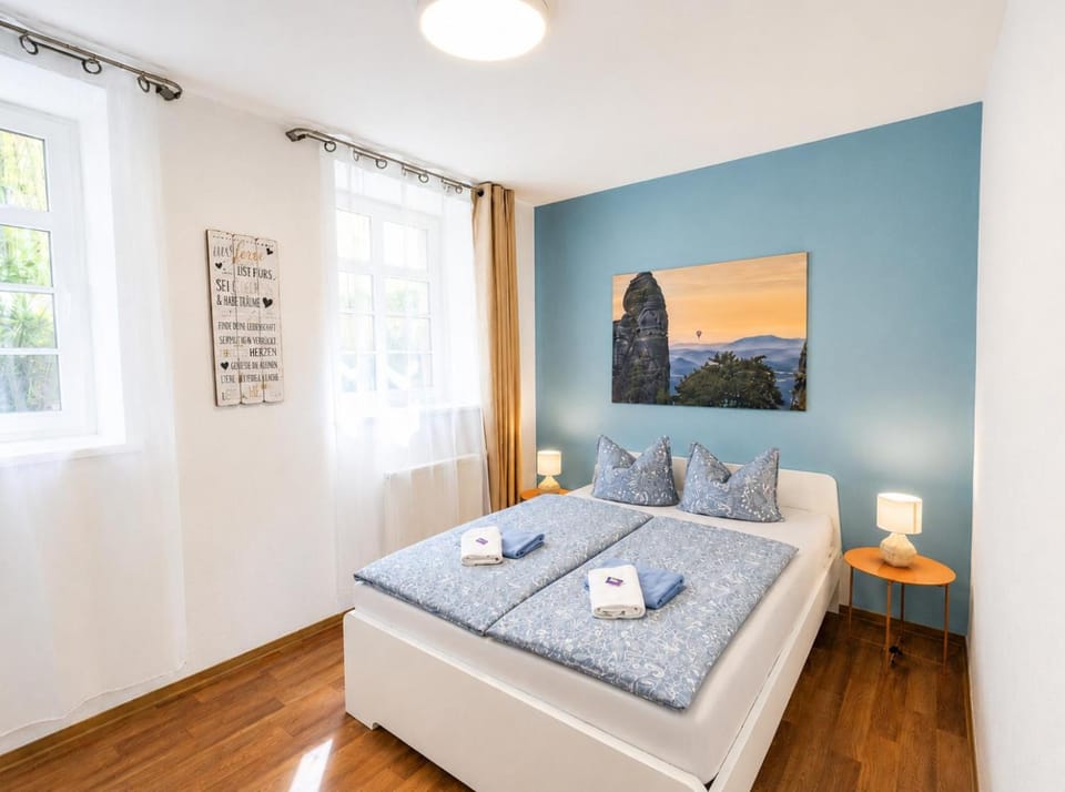 Bed, Bedroom, towels