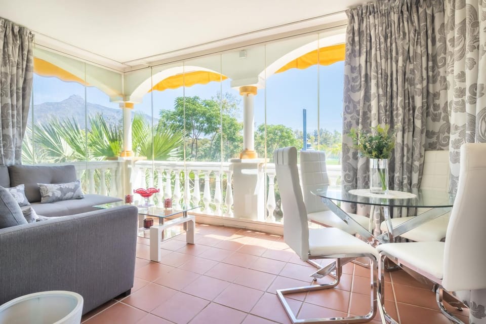 Balcony/Terrace, Balcony/Terrace, Living room, Seating area, Dining area, Mountain view