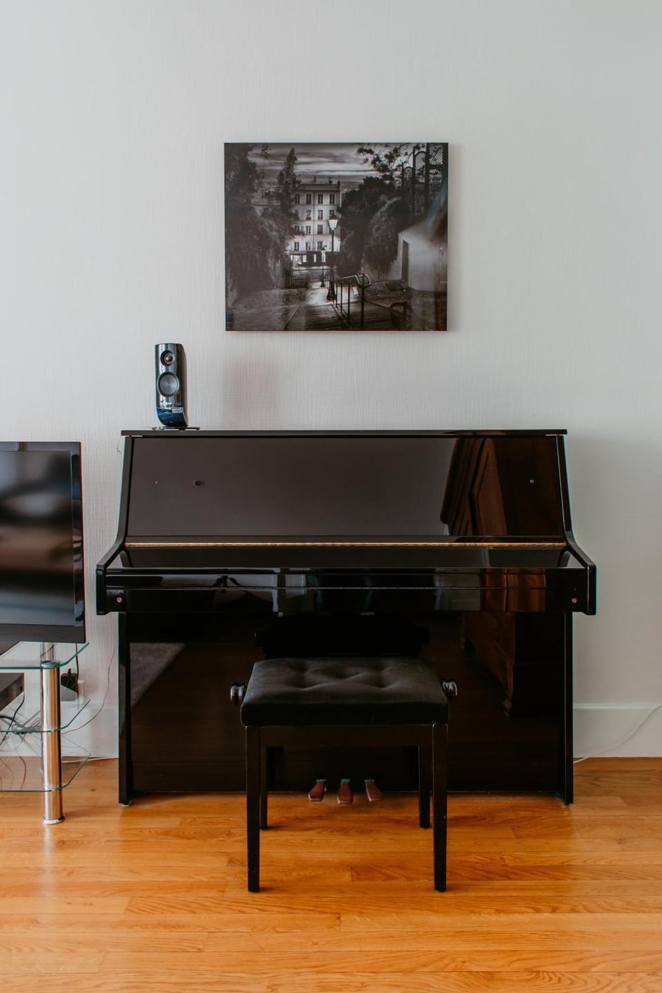 Nearby landmark, TV and multimedia, Balcony/Terrace, Living room, Seating area, Dining area, furniture, heating, internet, storage