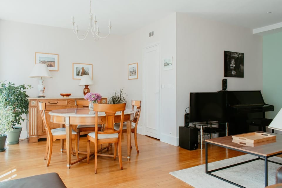 Nearby landmark, TV and multimedia, Balcony/Terrace, Living room, Seating area, Dining area, furniture, heating, internet, storage