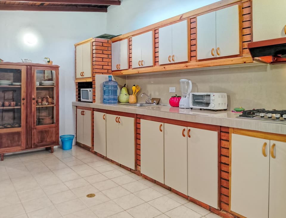 Kitchen or kitchenette, dishwasher, oven