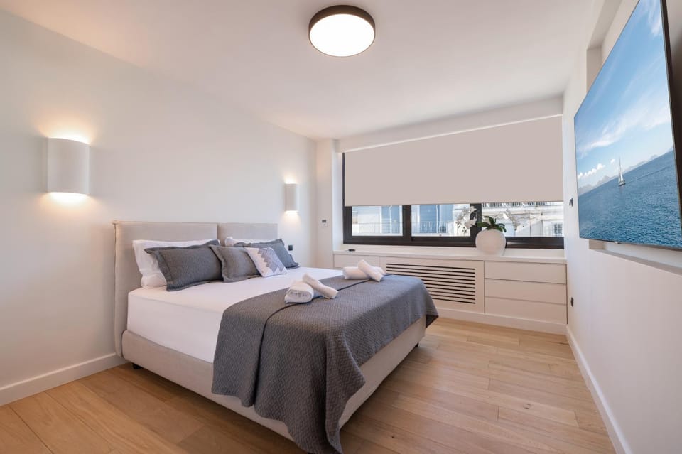 Bed, TV and multimedia, Photo of the whole room, Bedroom, towels