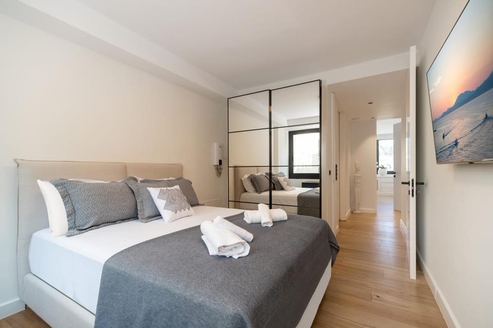 Bed, TV and multimedia, Photo of the whole room, Bedroom, towels