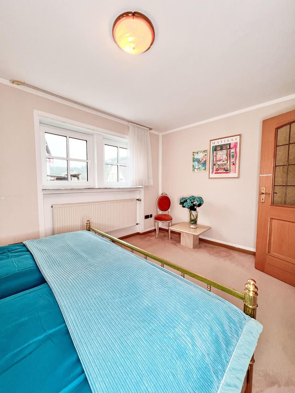 Bed, Photo of the whole room, Seating area, Bedroom