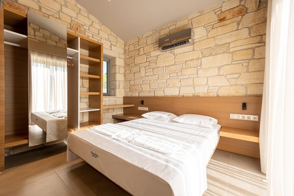 Bed, Photo of the whole room, Bedroom, towels, air conditioner