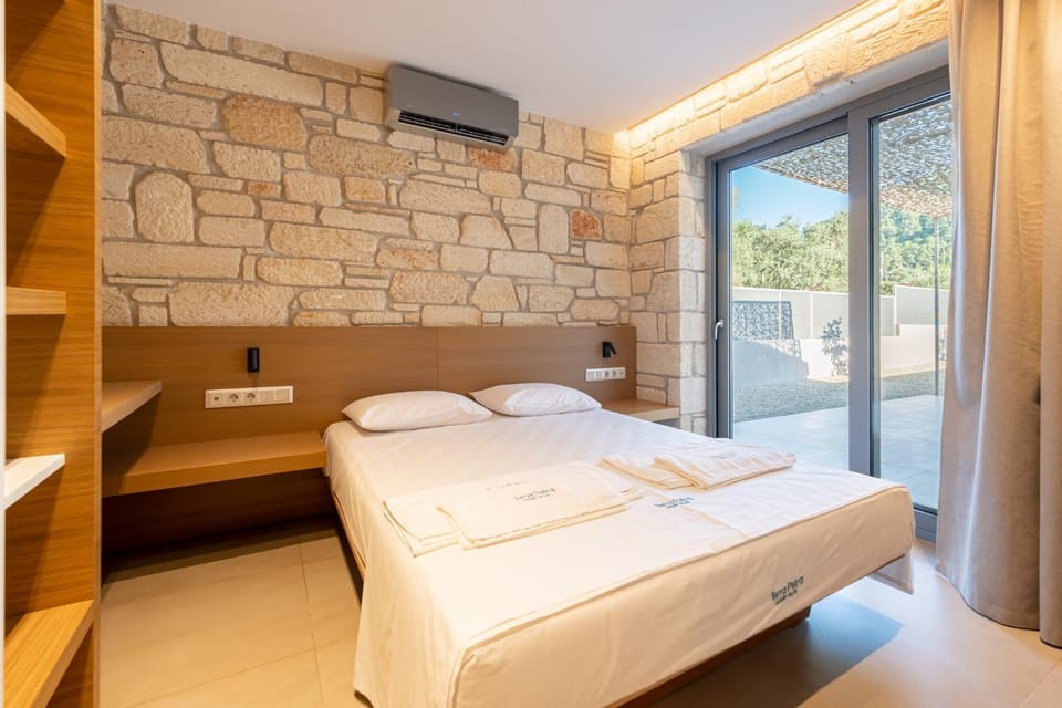 Bed, Photo of the whole room, Bedroom, towels, air conditioner