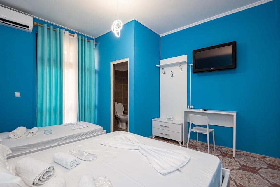 Bed, TV and multimedia, Photo of the whole room, Evening entertainment, Bedroom, hair dresser, air conditioner