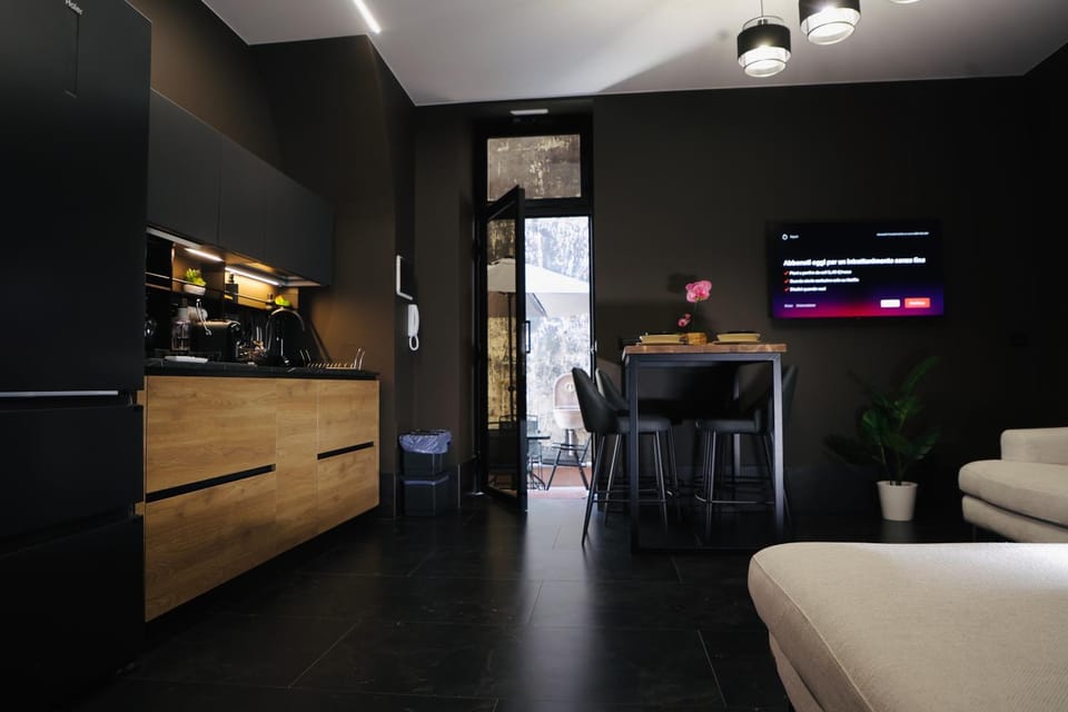 TV and multimedia, Coffee/tea facilities, Kitchen or kitchenette, Dining area