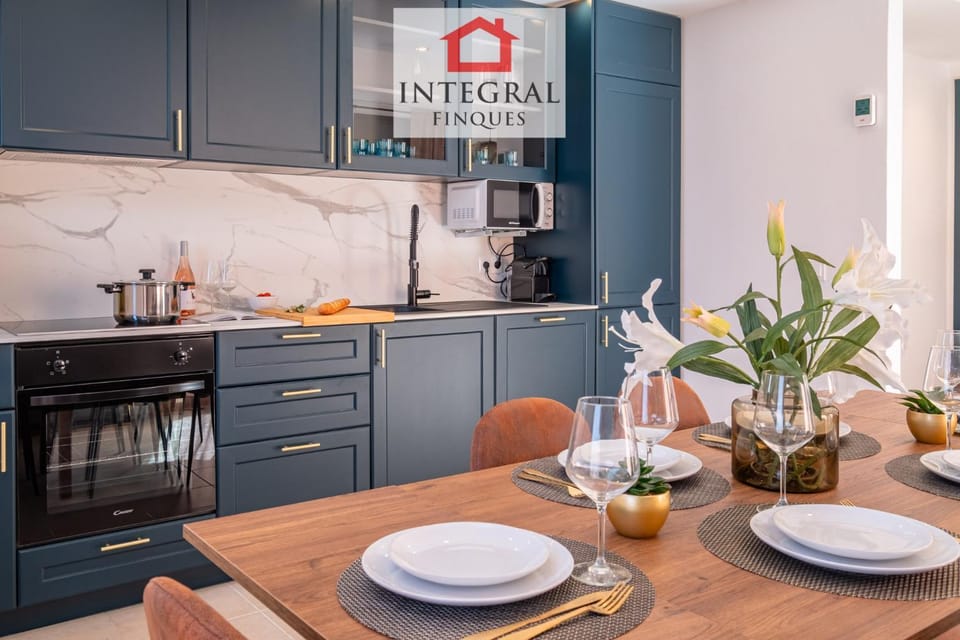 Kitchen or kitchenette, Dining area, stove