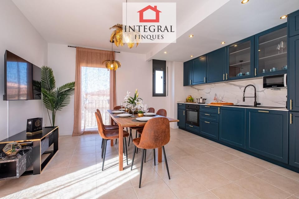 Kitchen or kitchenette, Dining area, oven, stove