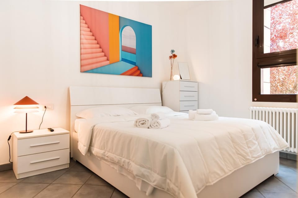 Photo of the whole room, Bedroom, towels