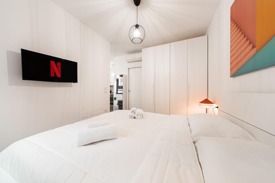 Photo of the whole room, Bedroom, towels