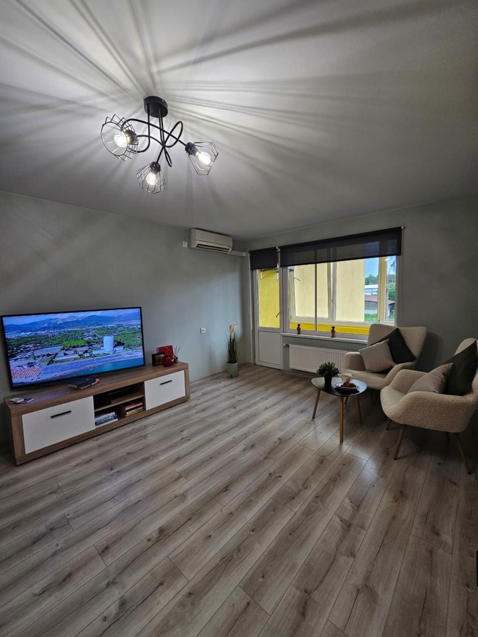 TV and multimedia, Photo of the whole room, Seating area