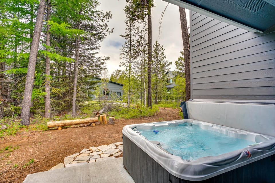 Spacious Donnelly Family Home w/ Private Hot Tub! House in Valley County