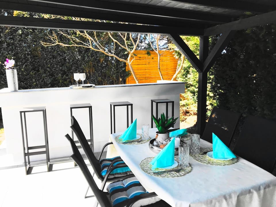 Patio, Day, Garden, Seating area, Dining area