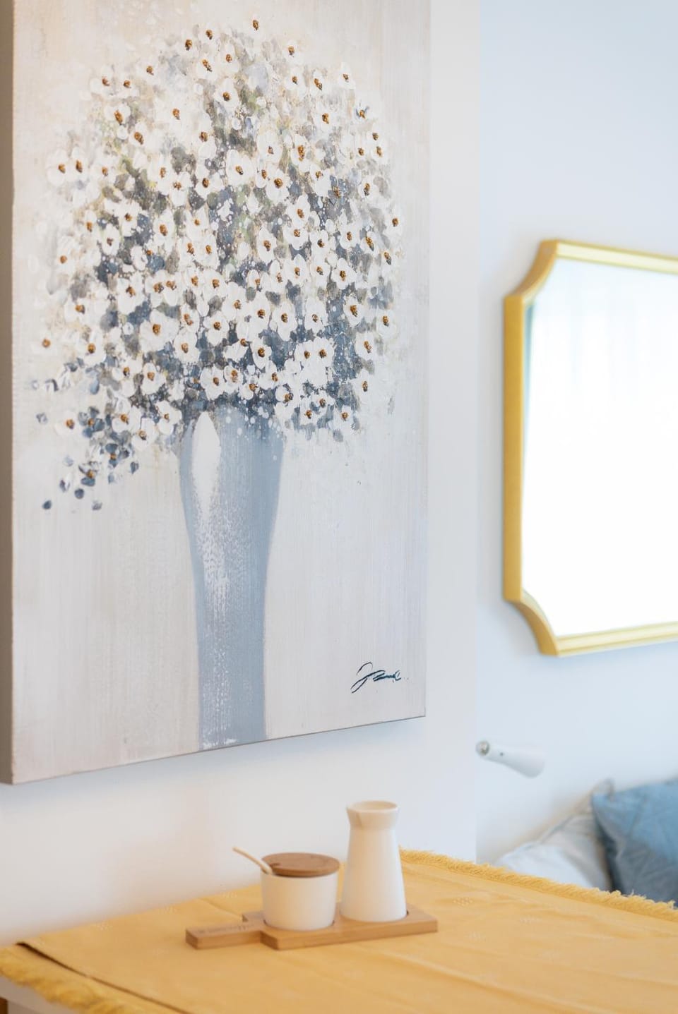 Photo of the whole room, Decorative detail