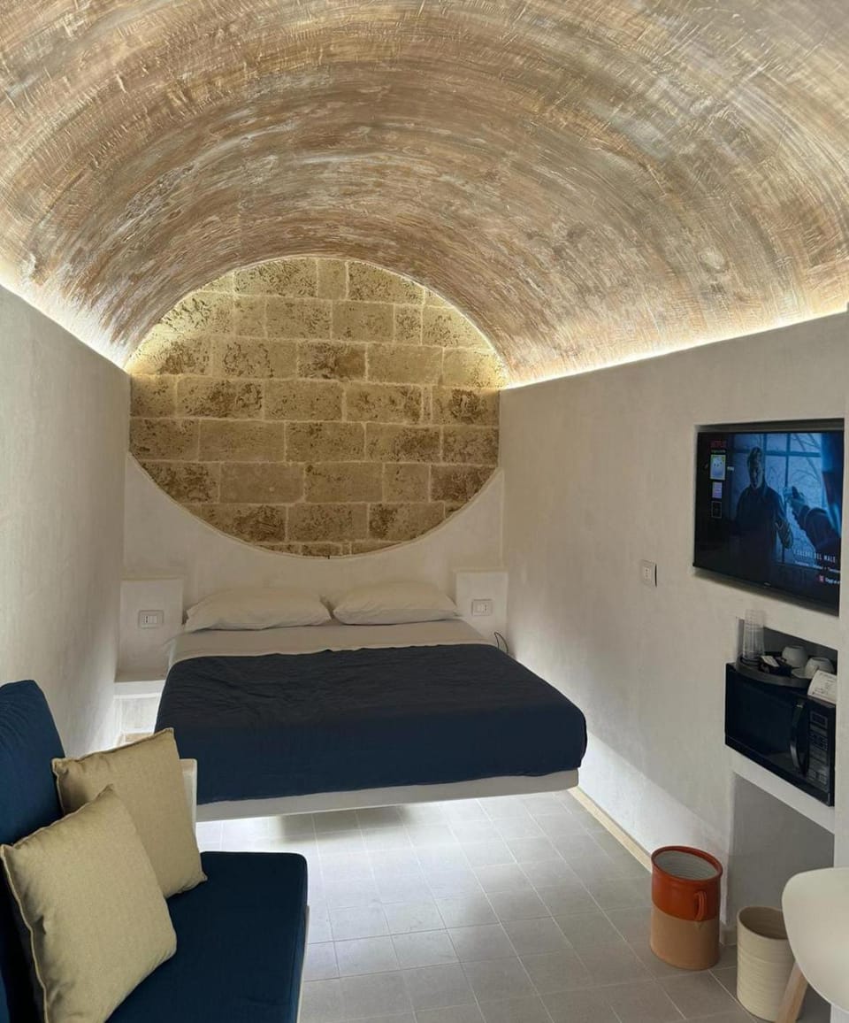 Bed, TV and multimedia, Bedroom