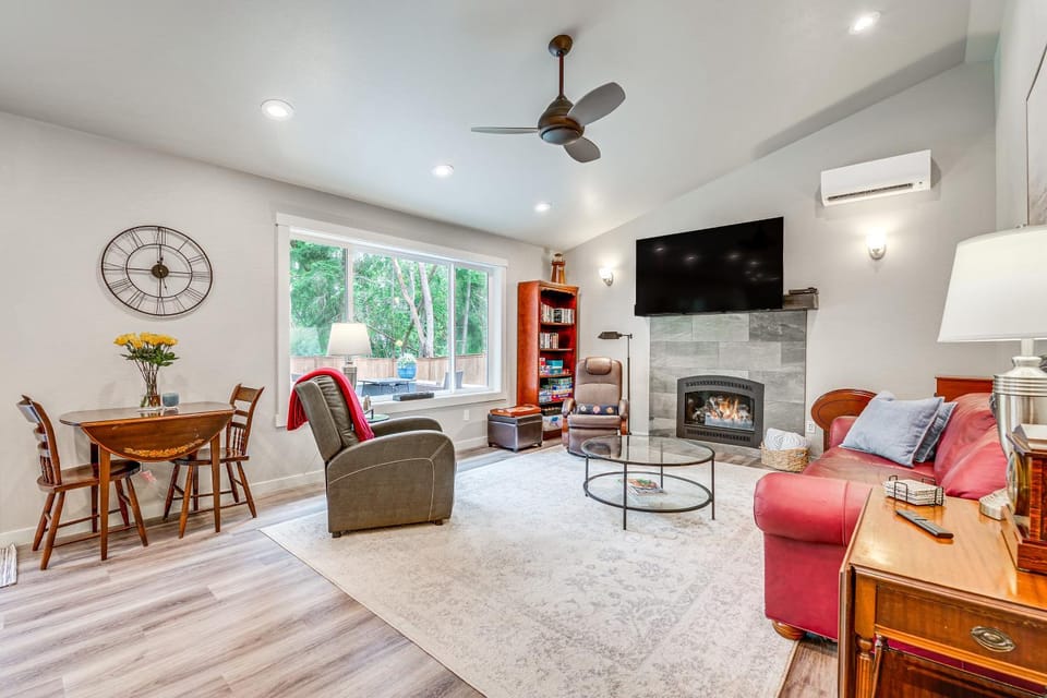 Freeland Retreat - Deck, Fire Pit & Beach Access! House in Whidbey Island