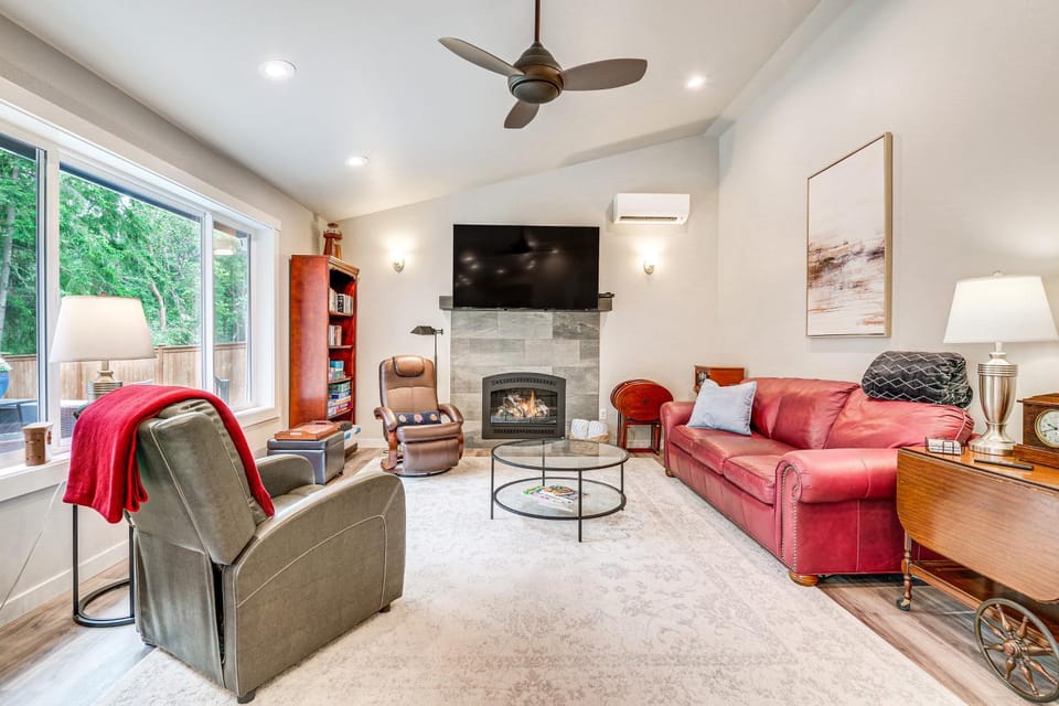 Freeland Retreat - Deck, Fire Pit & Beach Access! House in Whidbey Island