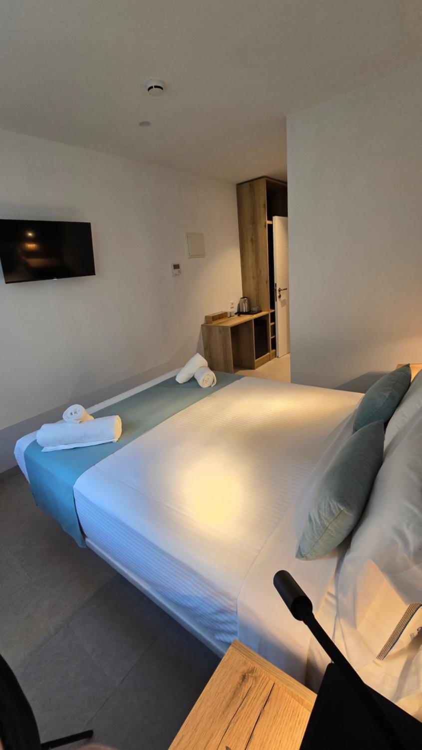 Bed, TV and multimedia, Photo of the whole room, Seating area