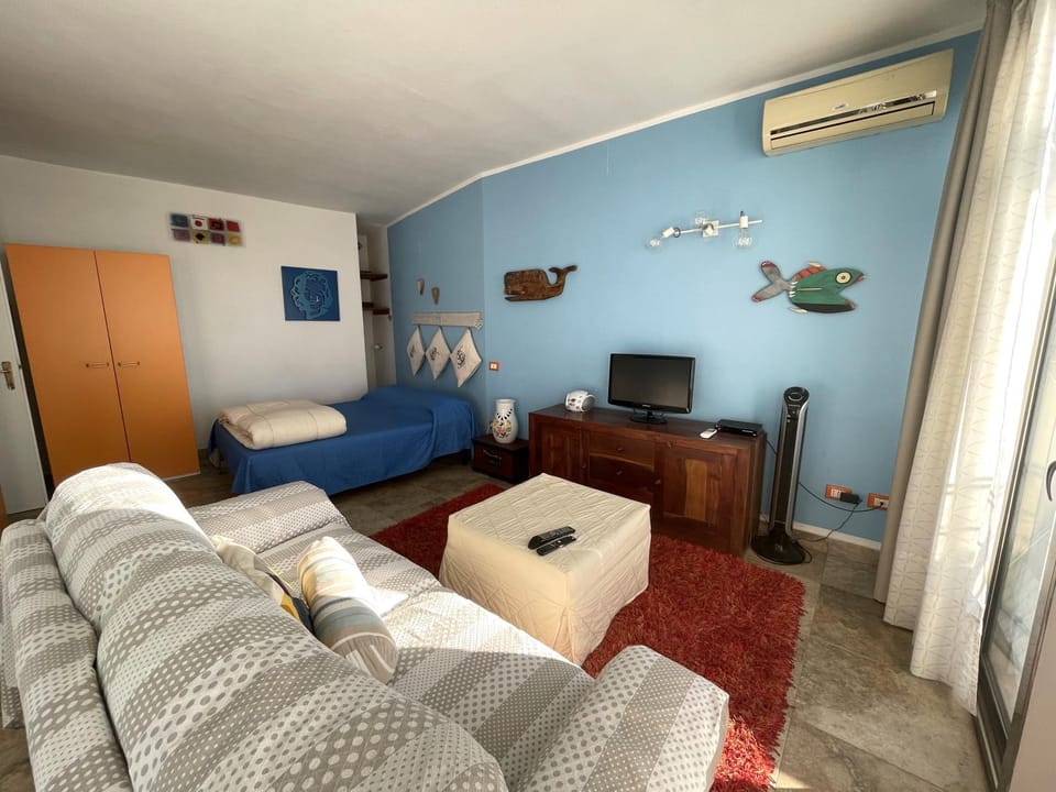 Bed, Living room, Photo of the whole room, air conditioner