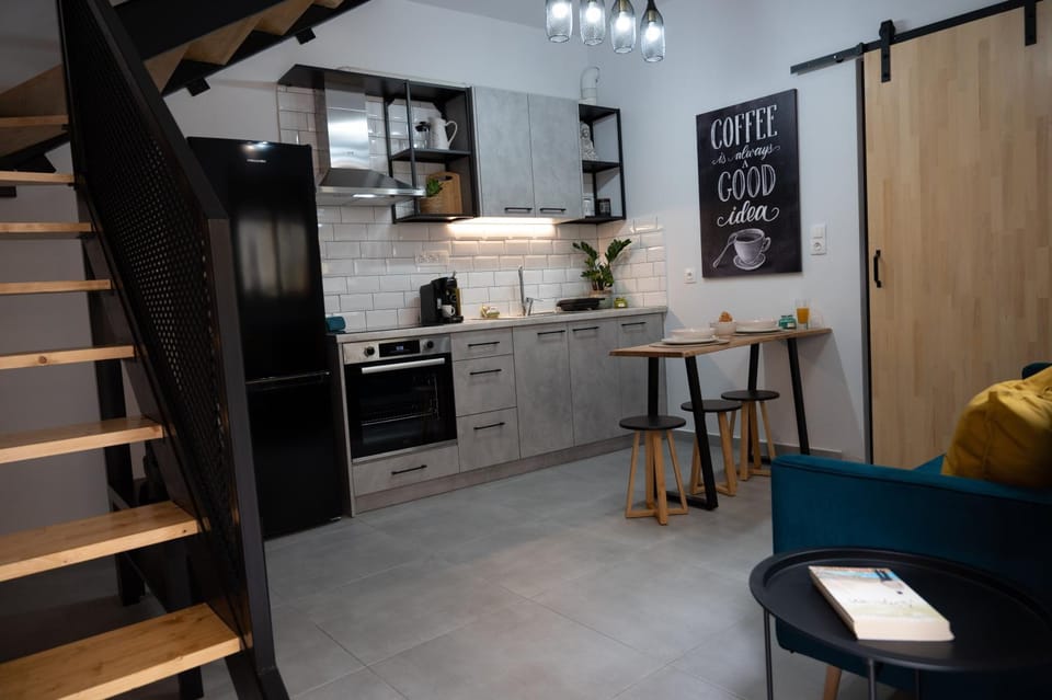 Kitchen or kitchenette, Seating area, oven