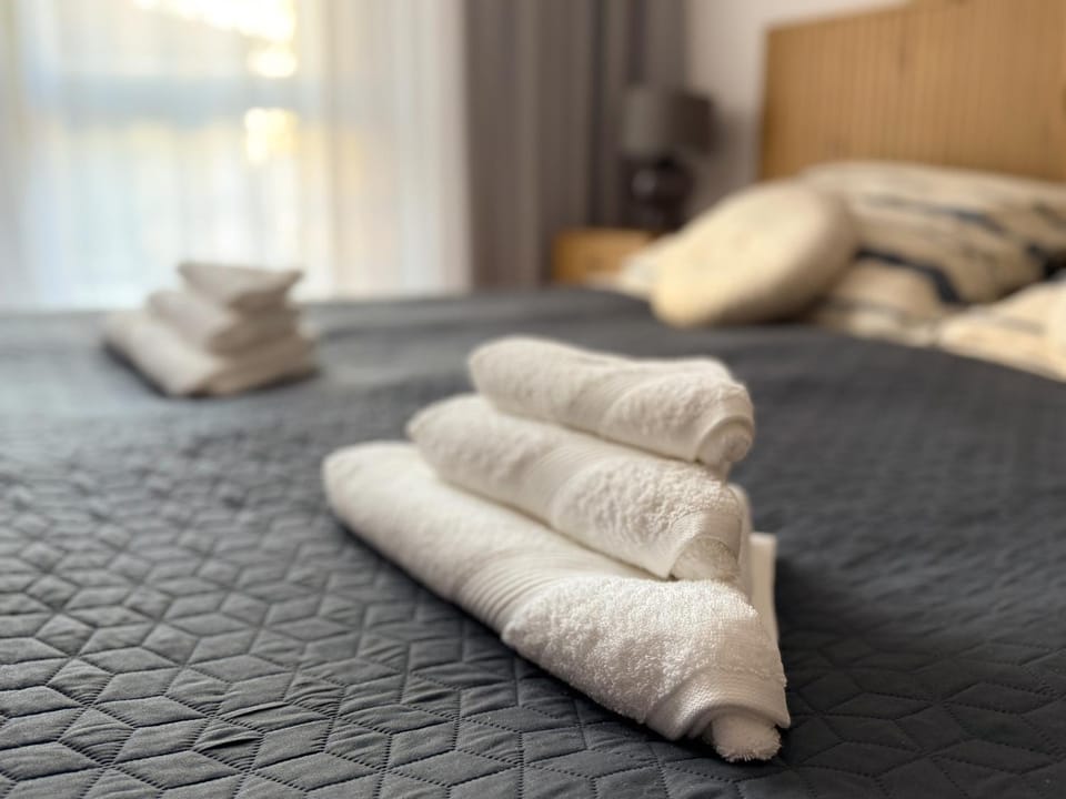 Bed, towels