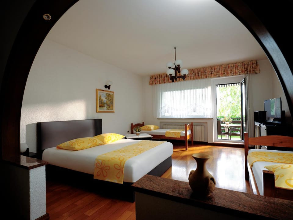 Bed, TV and multimedia, Photo of the whole room