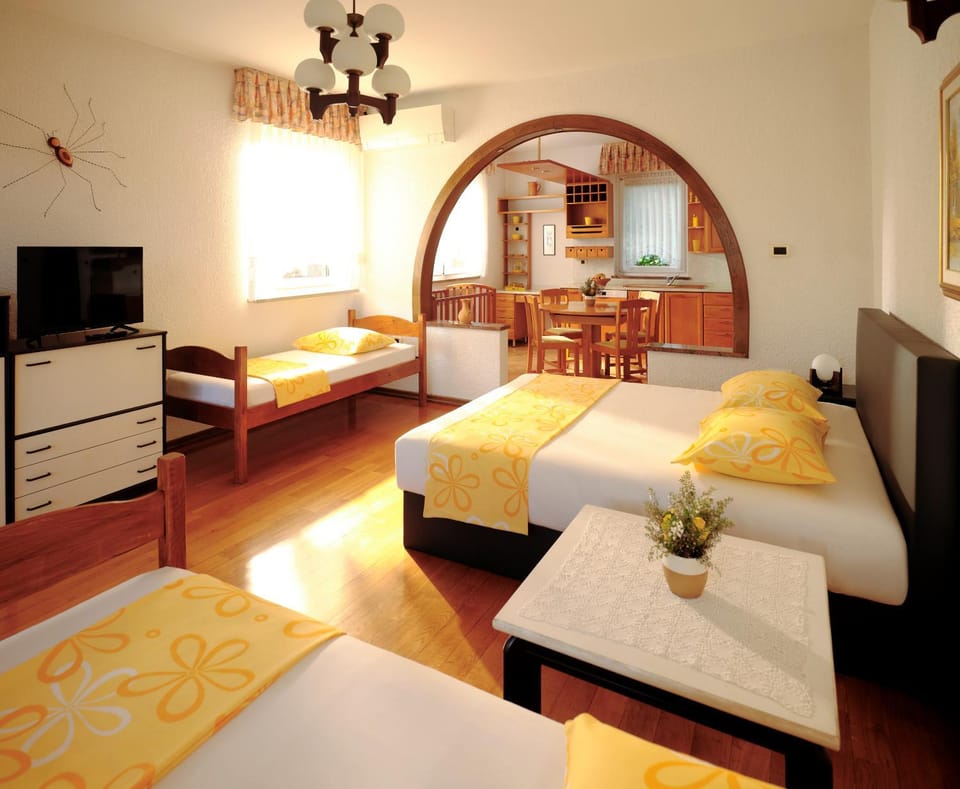 Communal lounge/ TV room, Bed, TV and multimedia