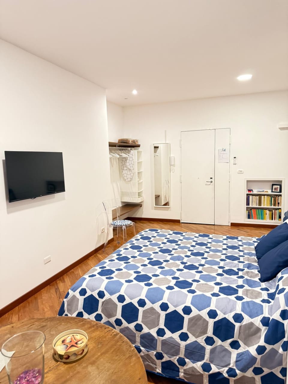 Communal lounge/ TV room, Bed, Library, TV and multimedia, Living room, Photo of the whole room, Seating area, Evening entertainment, Bedroom