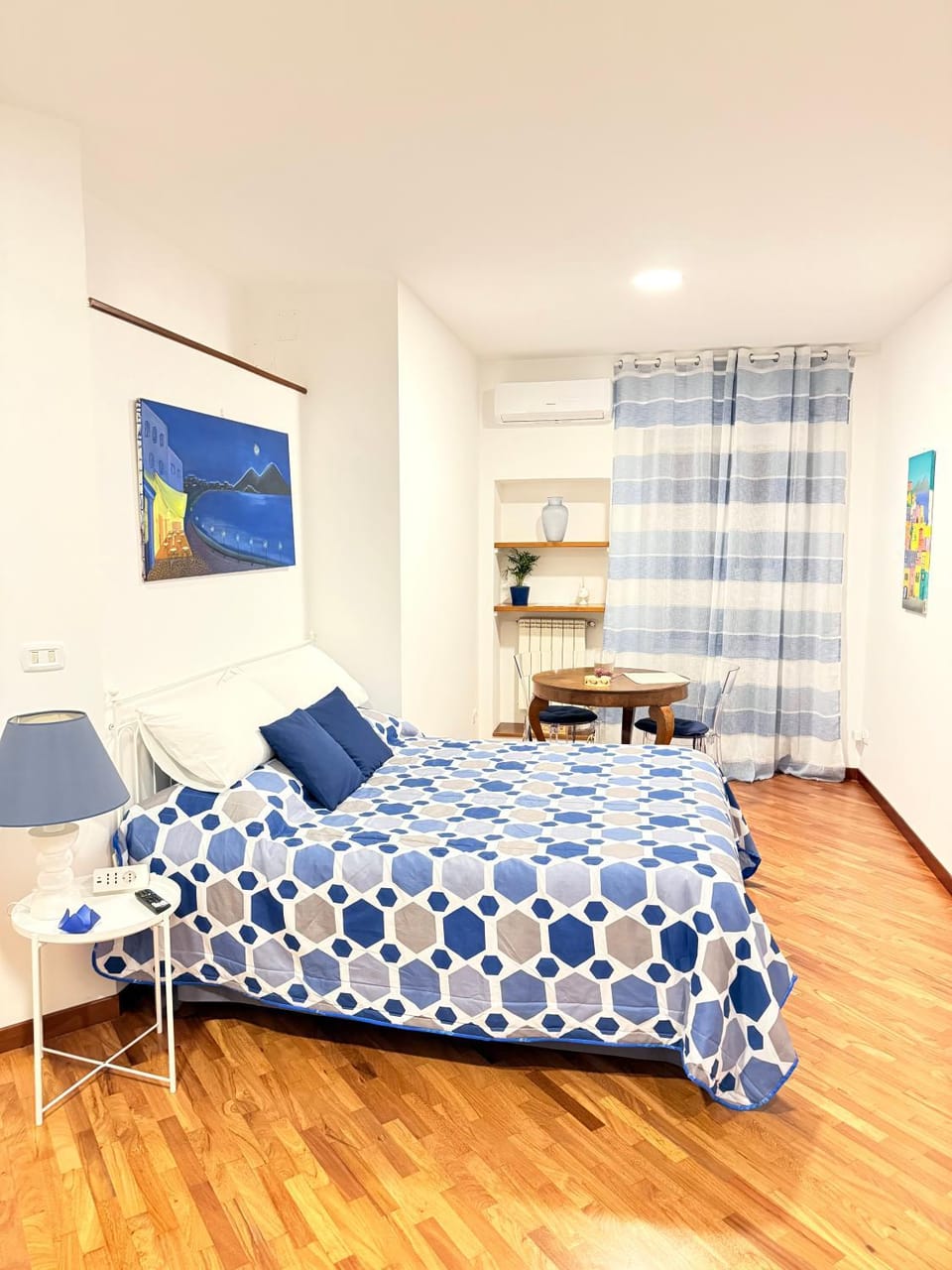 Bed, Living room, Photo of the whole room, Seating area, Bedroom, air conditioner