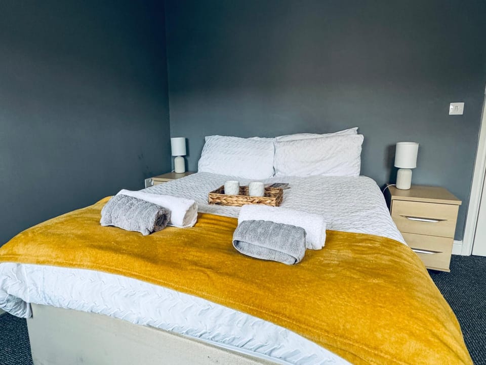 Bed, Bedroom, towels