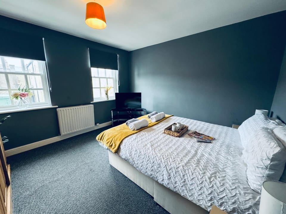 Bed, TV and multimedia, Decorative detail, Bedroom, wardrobe